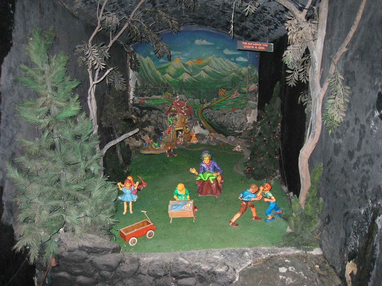 Vacation 2007-12 - Rock City 0340.jpg - Rock City outside of Chattanooga Tennessee has been a tourist attraction since 1932. I remembered seeing barn roofs painted with "See Rock City" and wanted to pay a visit to its home on Lookout Mountain. Christmas Vacation 2007-08.